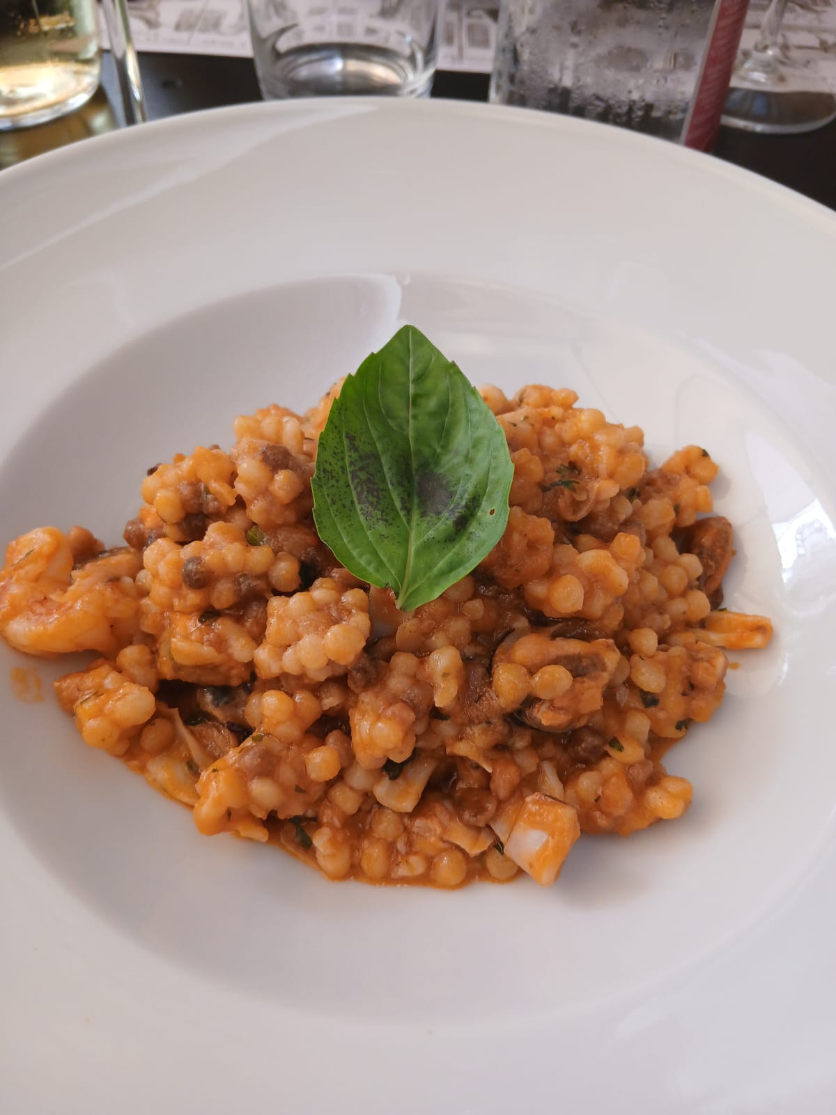 Mangiare per non sentire: quando il cibo diventa un rifugio
